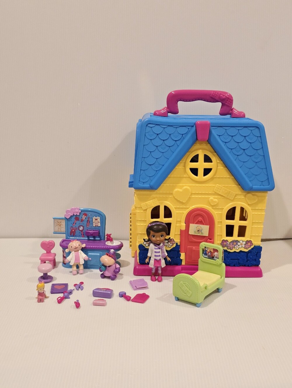 Disney Junior Doc McStuffins Pet Vet Clinic Portable Playset